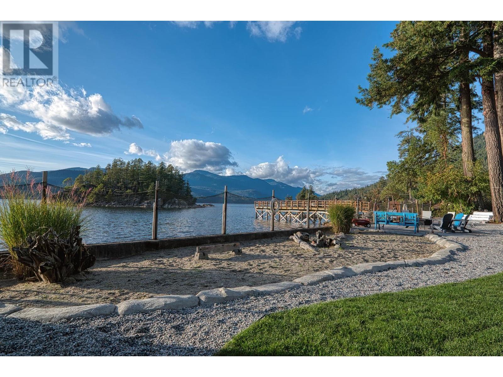 7629 Sechelt Inlet Road, Sechelt, British Columbia  V7Z 0C5 - Photo 2 - R2941244