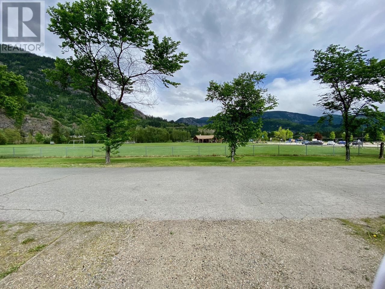 414 2nd Avenue, Castlegar, British Columbia  V1N 4H5 - Photo 2 - 10327607