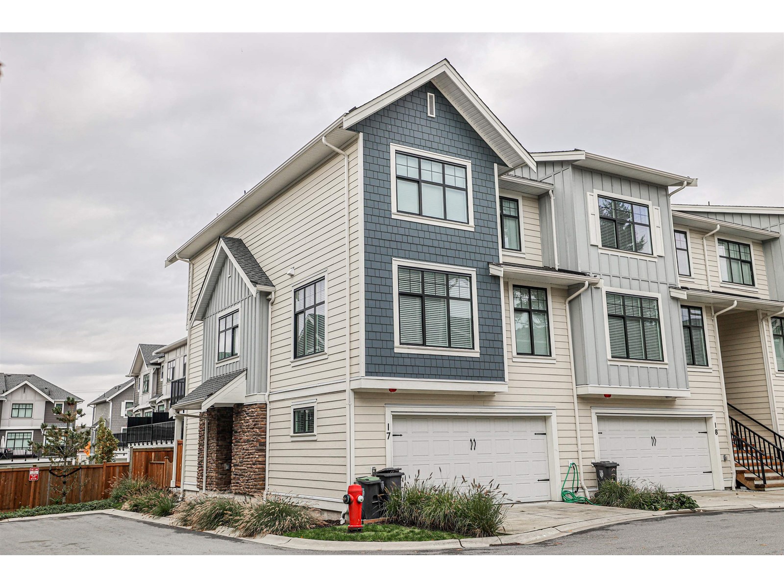Property at 17 20327 72B AVENUE image 3