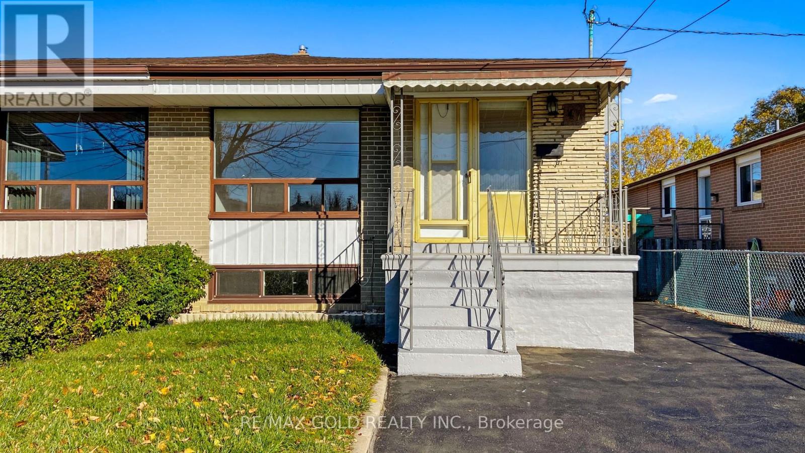 47 Cherrylawn Avenue, Toronto, Ontario  M9L 2B3 - Photo 3 - W10404915