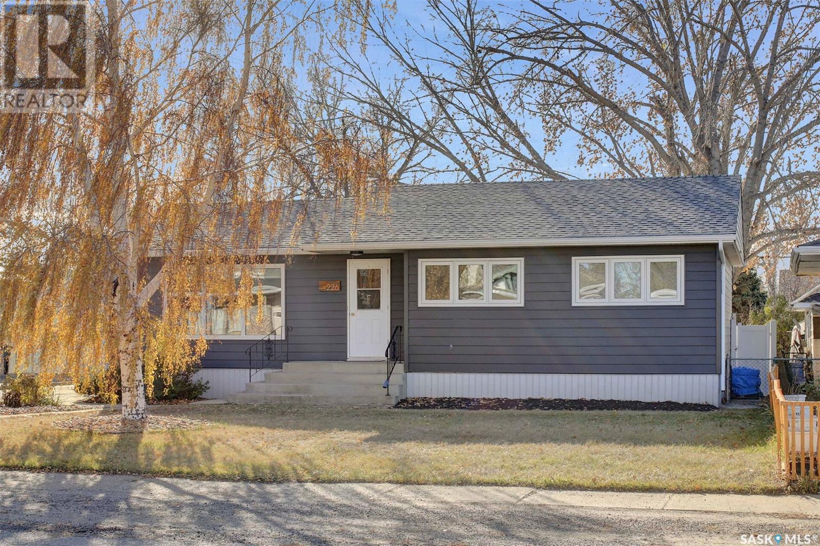 226 5th Avenue E, Gravelbourg, Saskatchewan  S0H 1X0 - Photo 45 - SK987404