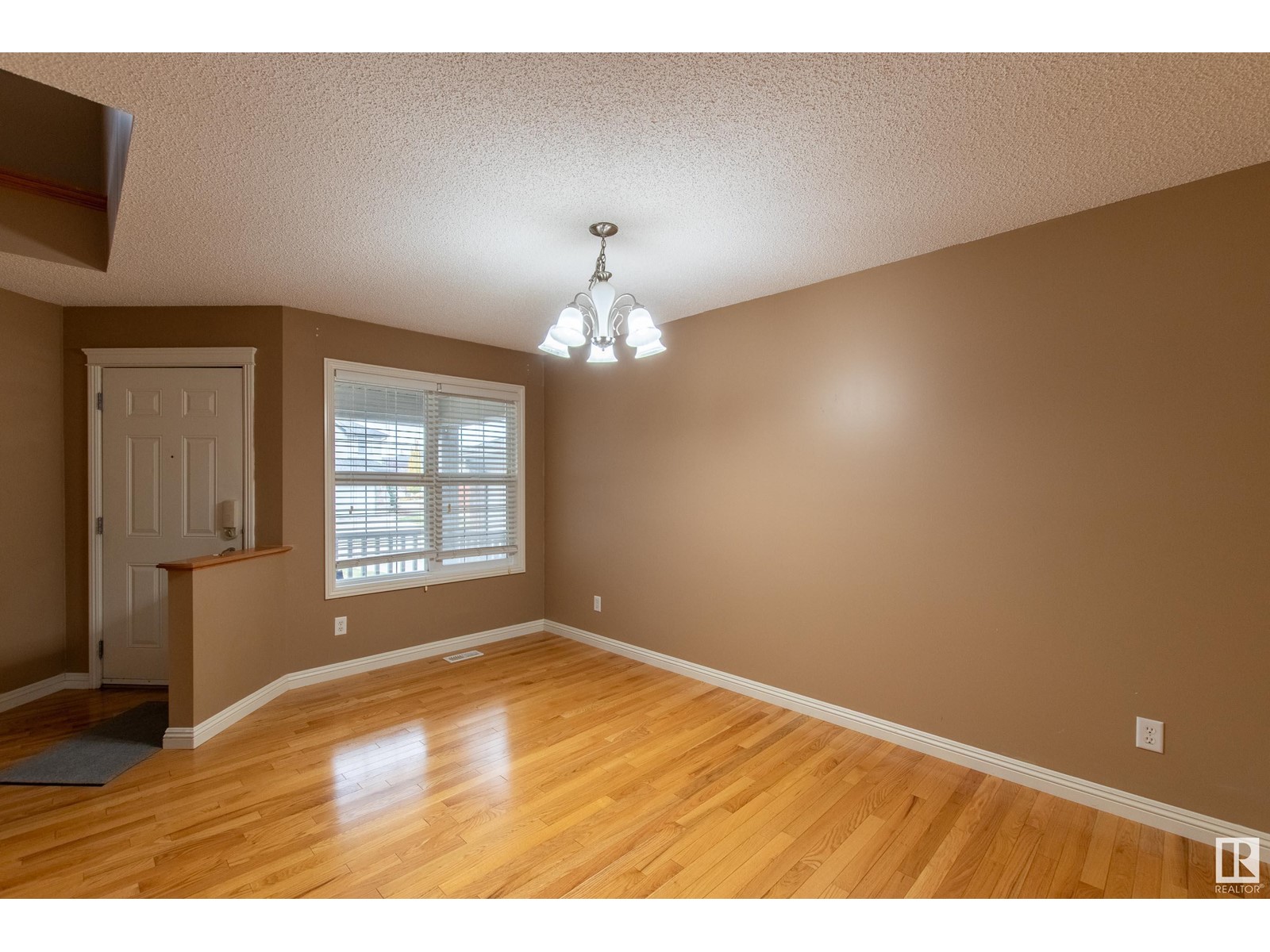 2410 Hagen Wy Nw, Edmonton, Alberta  T6R 3M6 - Photo 3 - E4412502