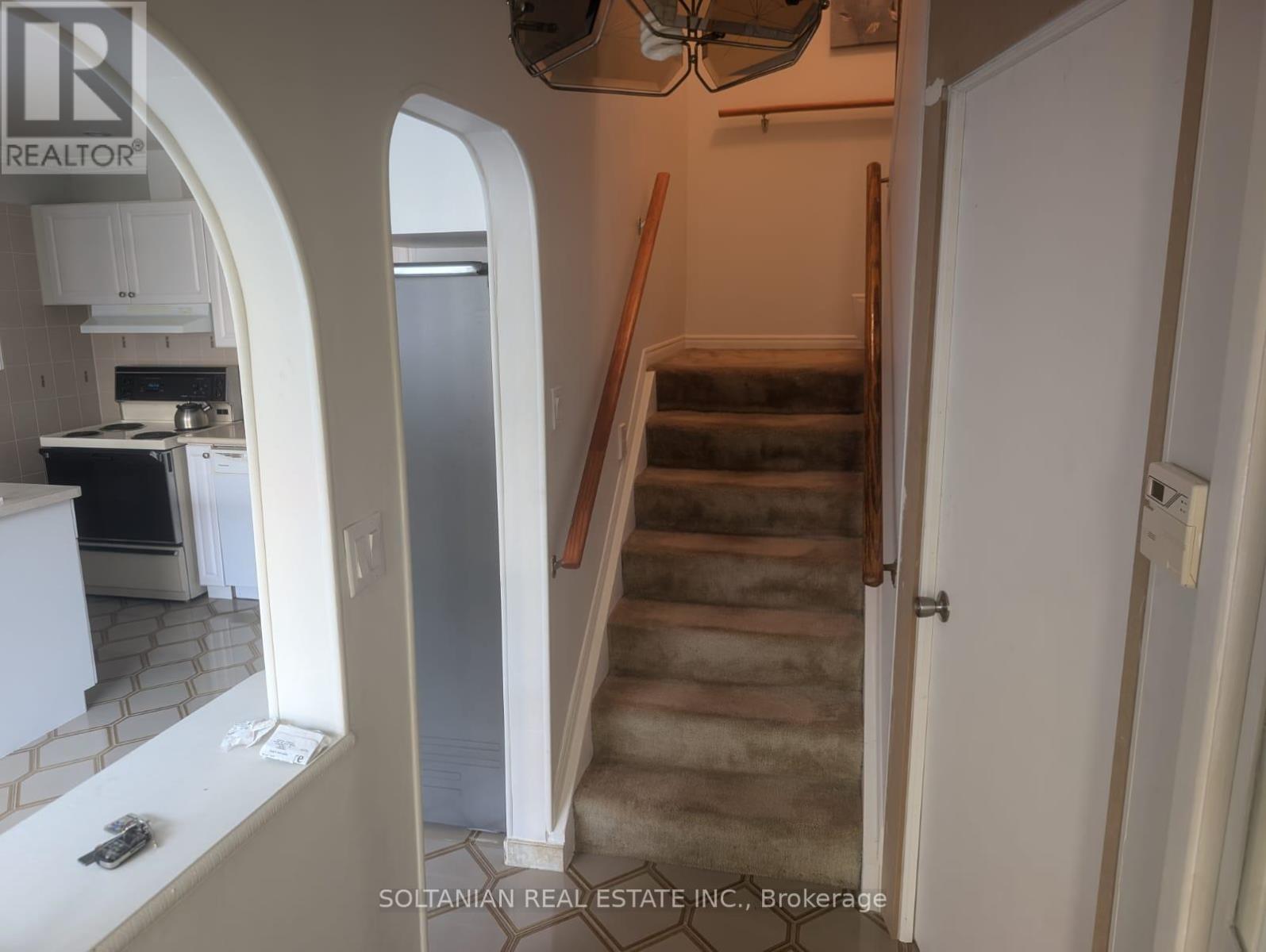 11 Enclave Mews, Toronto, Ontario  M3M 3J6 - Photo 5 - W10405825