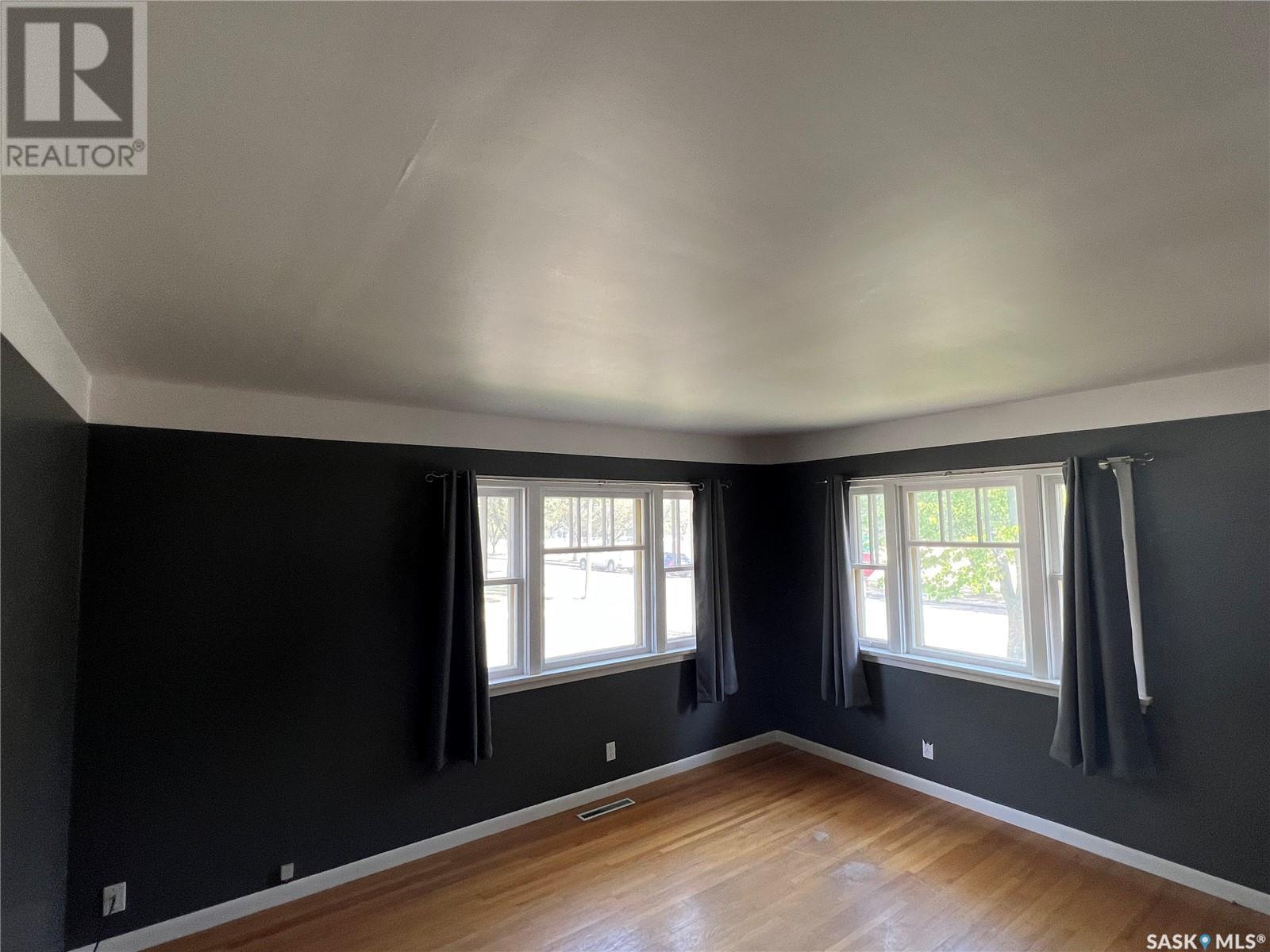 Property at 211 6th AVENUE W image 3