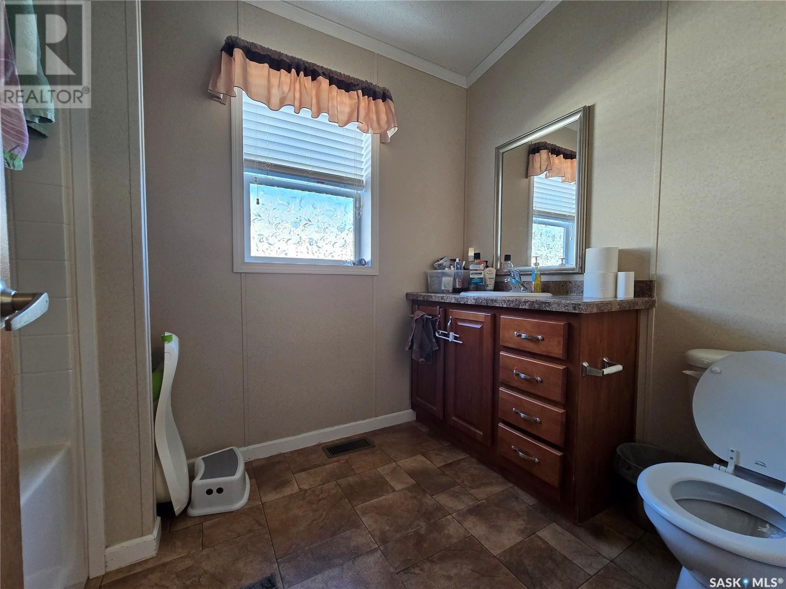 206 Brownlee Street, Weyburn, Saskatchewan  S4H 3P4 - Photo 11 - SK987526