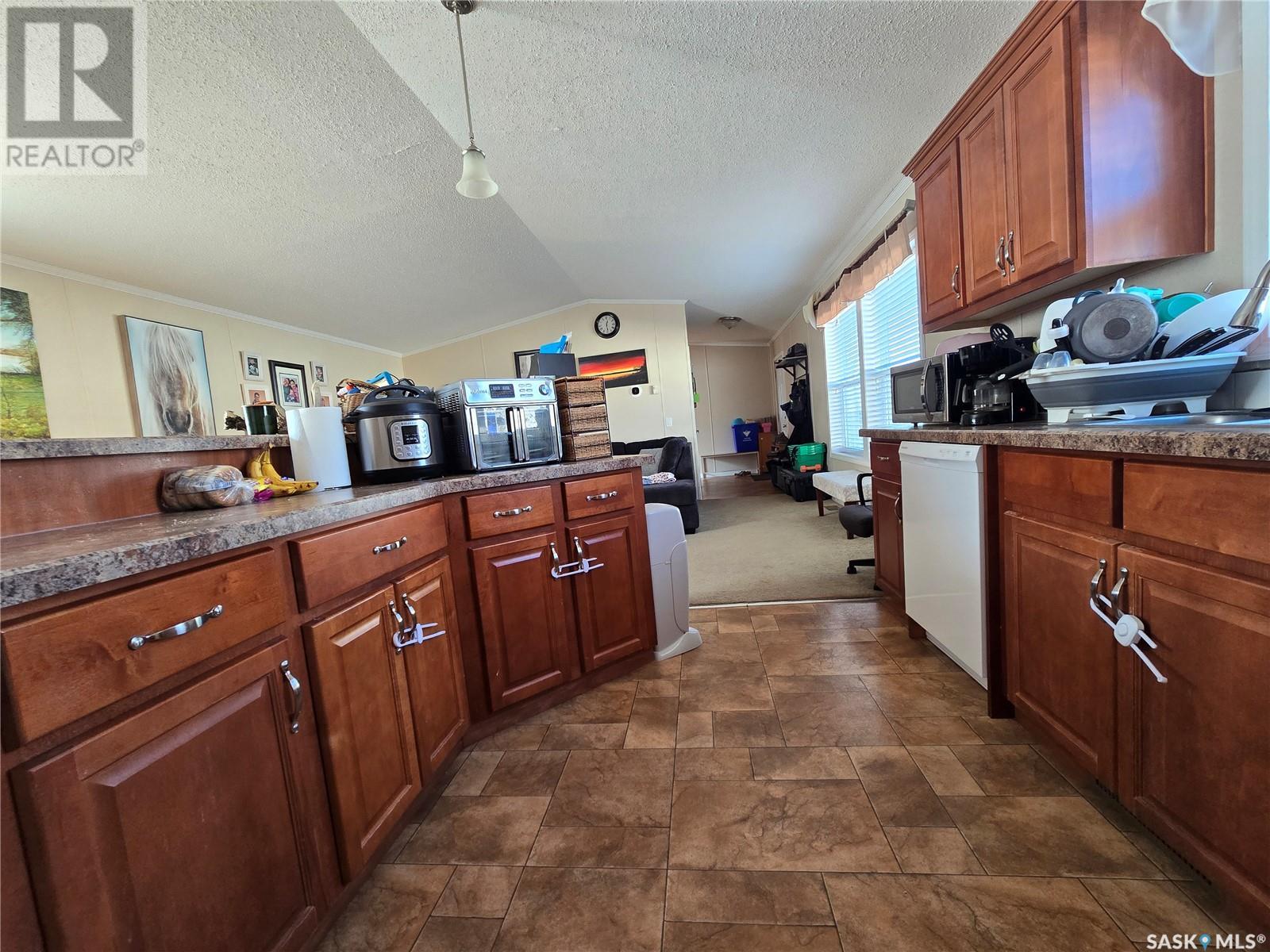206 Brownlee Street, Weyburn, Saskatchewan  S4H 3P4 - Photo 5 - SK987526
