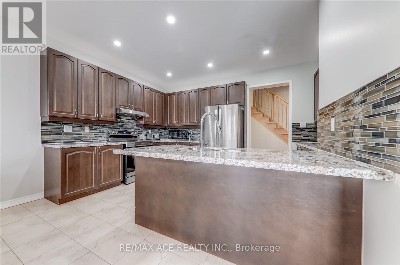 205 South Ocean Drive, Oshawa (Windfields), Ontario  L1L 0K4 - Photo 8 - E10407034