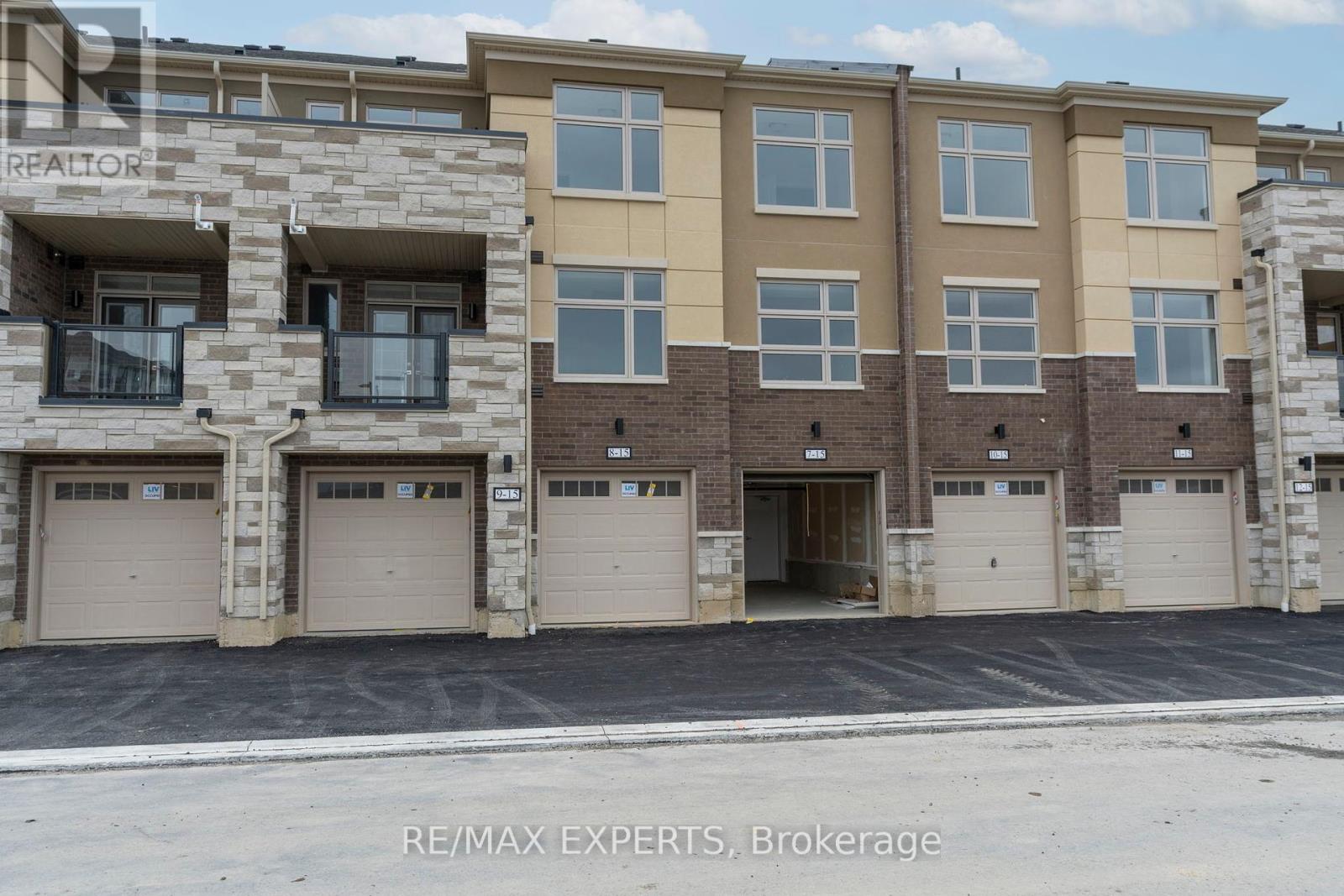 8 - 15 Fieldridge Crescent, Brampton, Ontario  L6R 0C2 - Photo 2 - W10407151