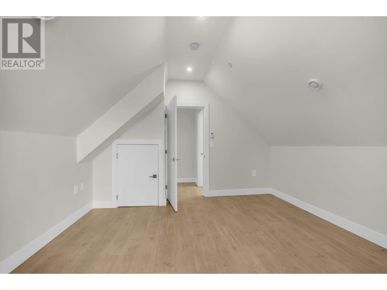 Listing Picture 14 of 16 : 2496 E 27TH AVENUE, Vancouver / 溫哥華 - 魯藝地產 Yvonne Lu Group - MLS Medallion Club Member