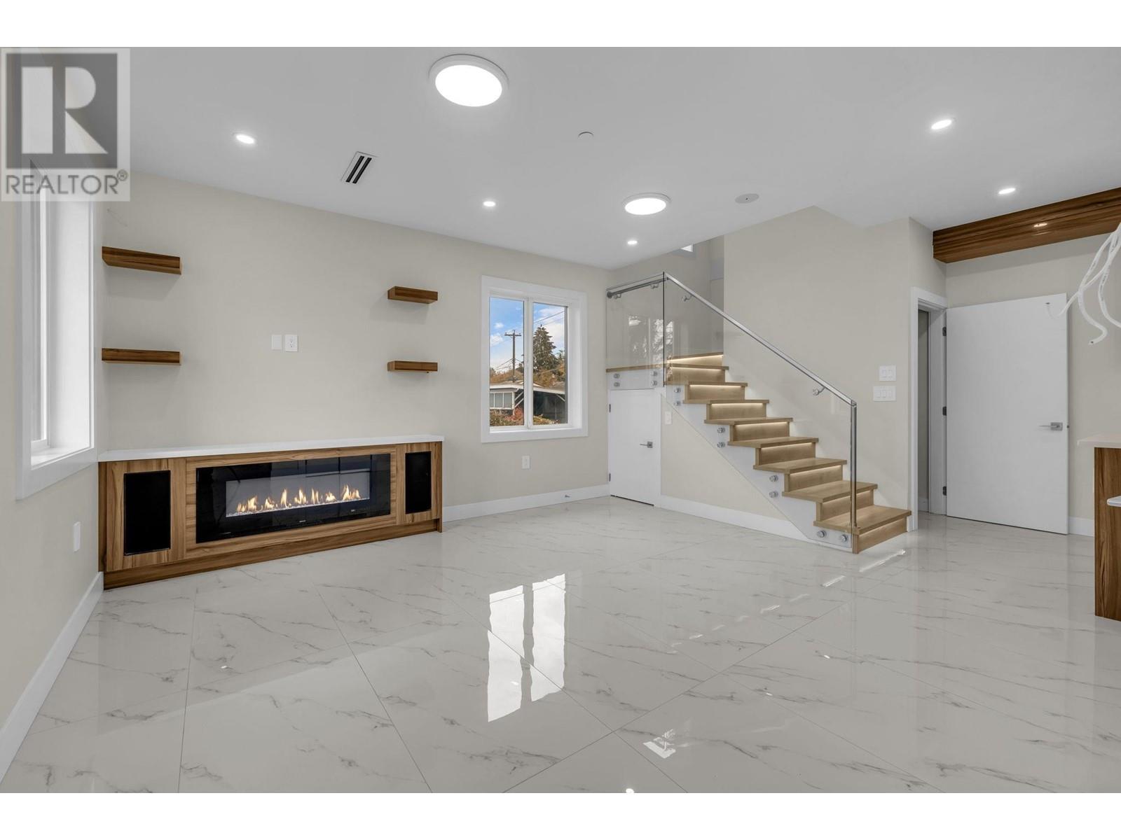 Listing Picture 3 of 16 : 2496 E 27TH AVENUE, Vancouver / 溫哥華 - 魯藝地產 Yvonne Lu Group - MLS Medallion Club Member