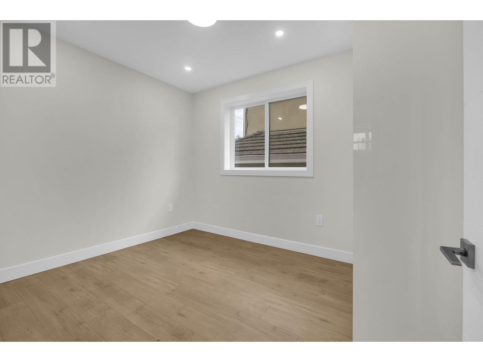 Listing Picture 12 of 16 : 2496 E 27TH AVENUE, Vancouver / 溫哥華 - 魯藝地產 Yvonne Lu Group - MLS Medallion Club Member