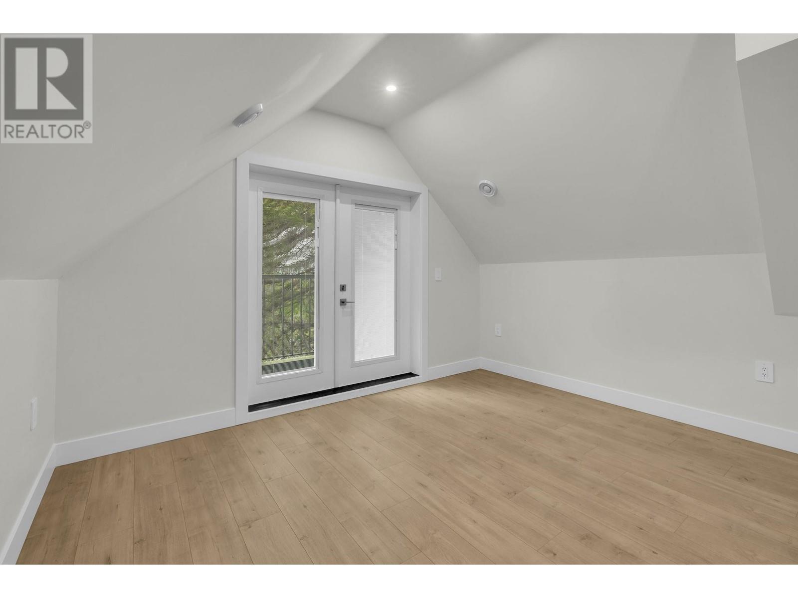 Listing Picture 13 of 16 : 2496 E 27TH AVENUE, Vancouver / 溫哥華 - 魯藝地產 Yvonne Lu Group - MLS Medallion Club Member