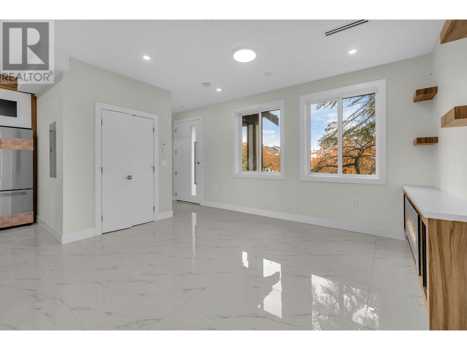 Listing Picture 4 of 16 : 2496 E 27TH AVENUE, Vancouver / 溫哥華 - 魯藝地產 Yvonne Lu Group - MLS Medallion Club Member