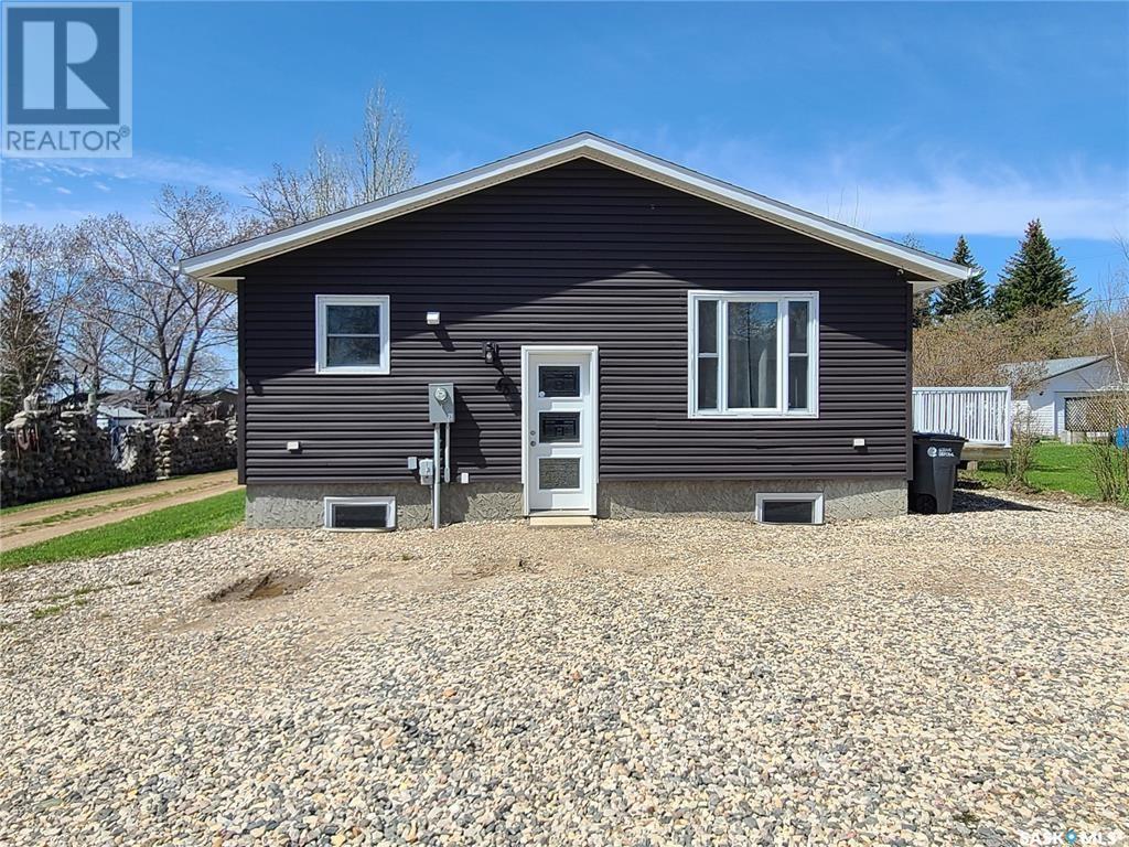 46 Newcombe Street, Manor, Saskatchewan  S0C 1R0 - Photo 2 - SK987574