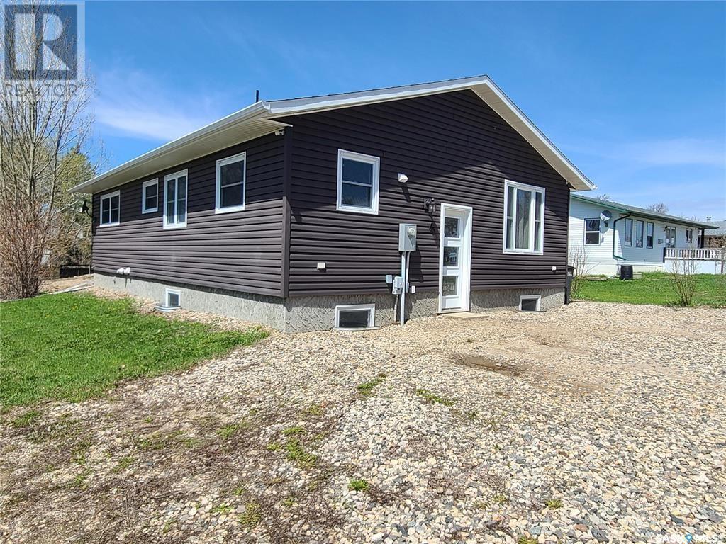 46 Newcombe Street, Manor, Saskatchewan  S0C 1R0 - Photo 3 - SK987574