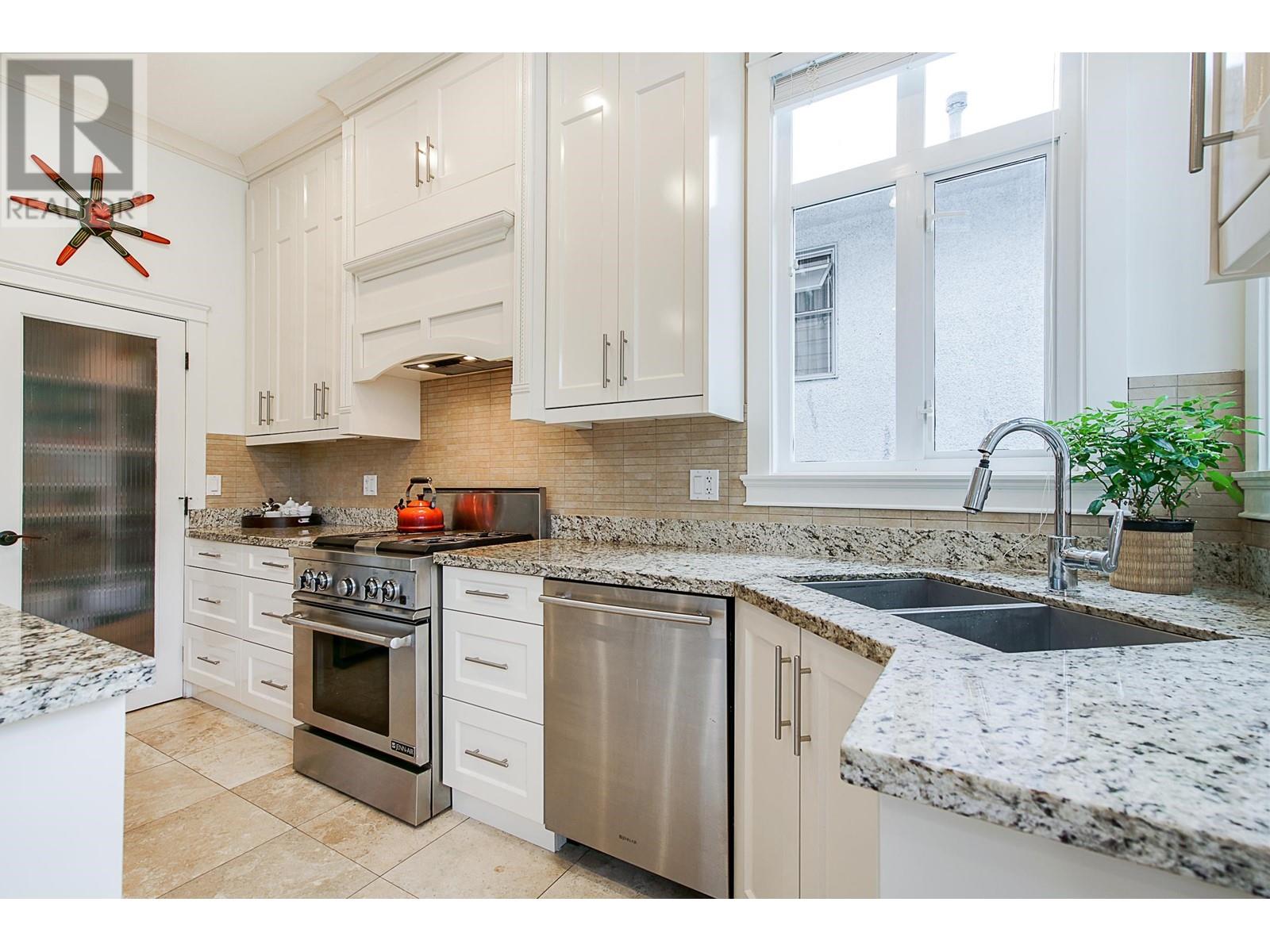 Listing Picture 7 of 27 : 439 46 AVENUE, Vancouver / 溫哥華 - 魯藝地產 Yvonne Lu Group - MLS Medallion Club Member