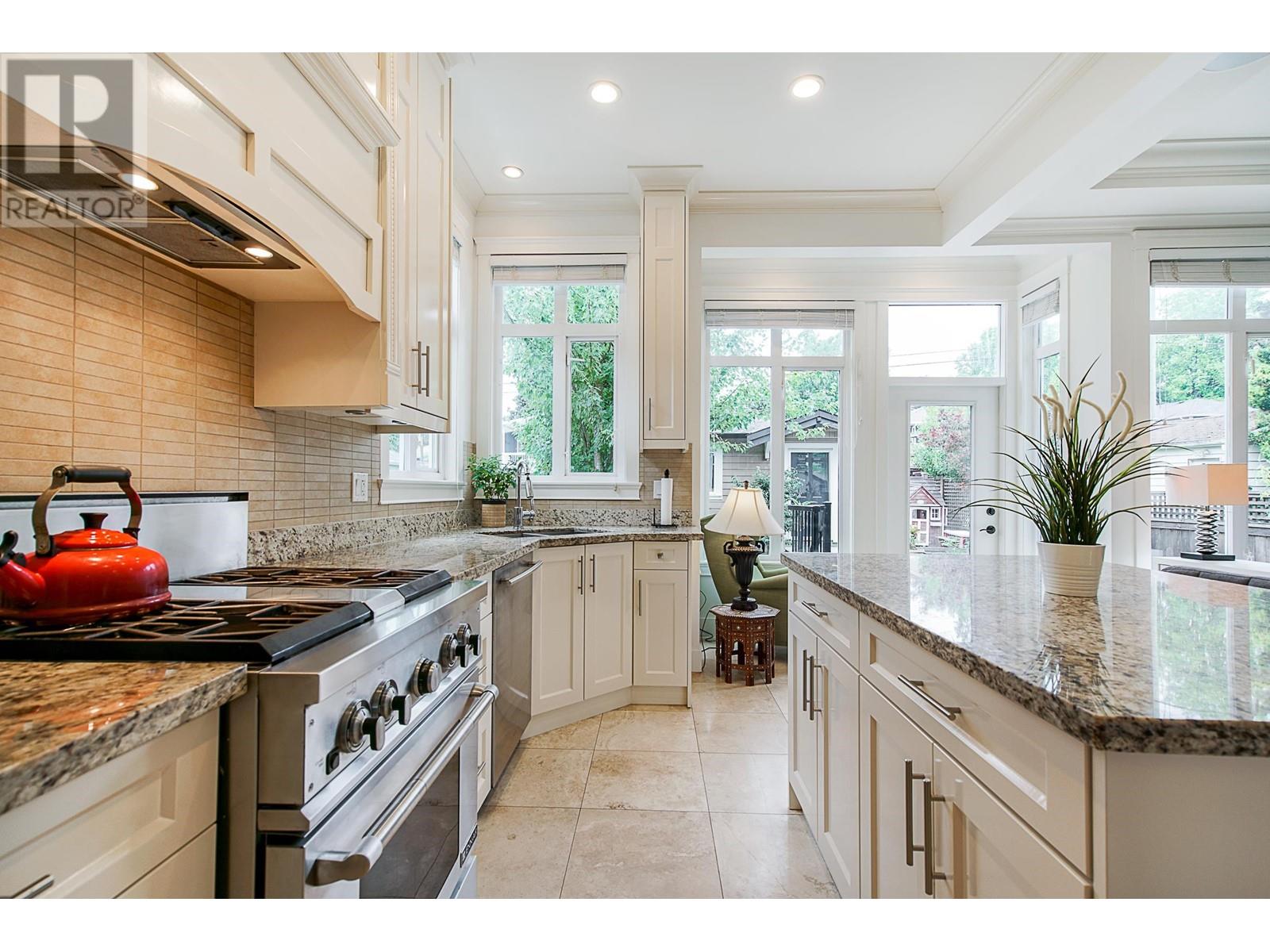 Listing Picture 8 of 27 : 439 46 AVENUE, Vancouver / 溫哥華 - 魯藝地產 Yvonne Lu Group - MLS Medallion Club Member