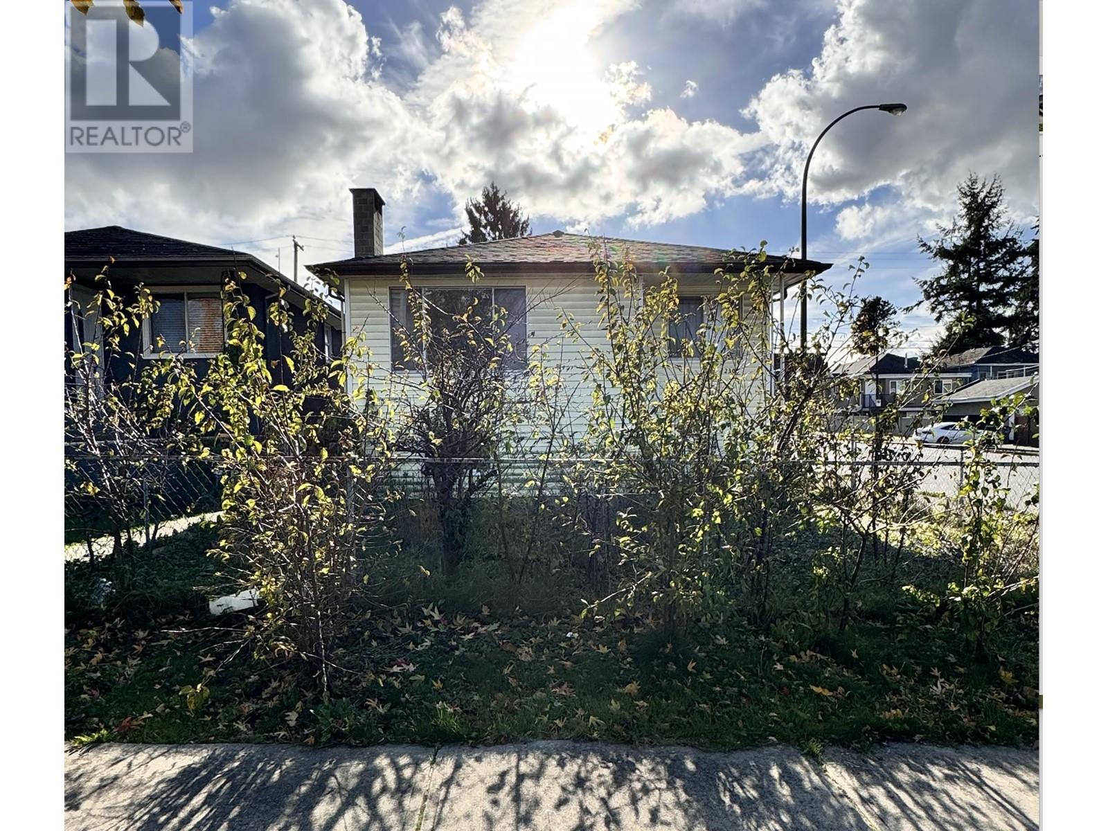 Listing Picture 2 of 4 : 2308 E 30TH AVENUE, Vancouver / 溫哥華 - 魯藝地產 Yvonne Lu Group - MLS Medallion Club Member