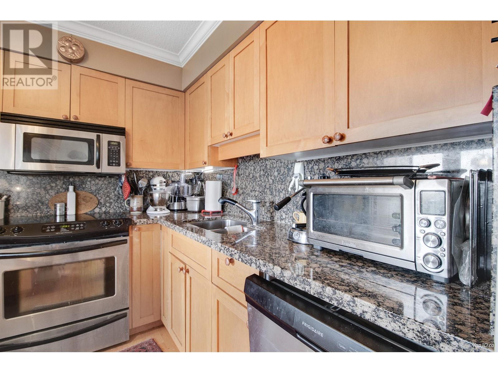 903 1745 ESQUIMALT AVENUE