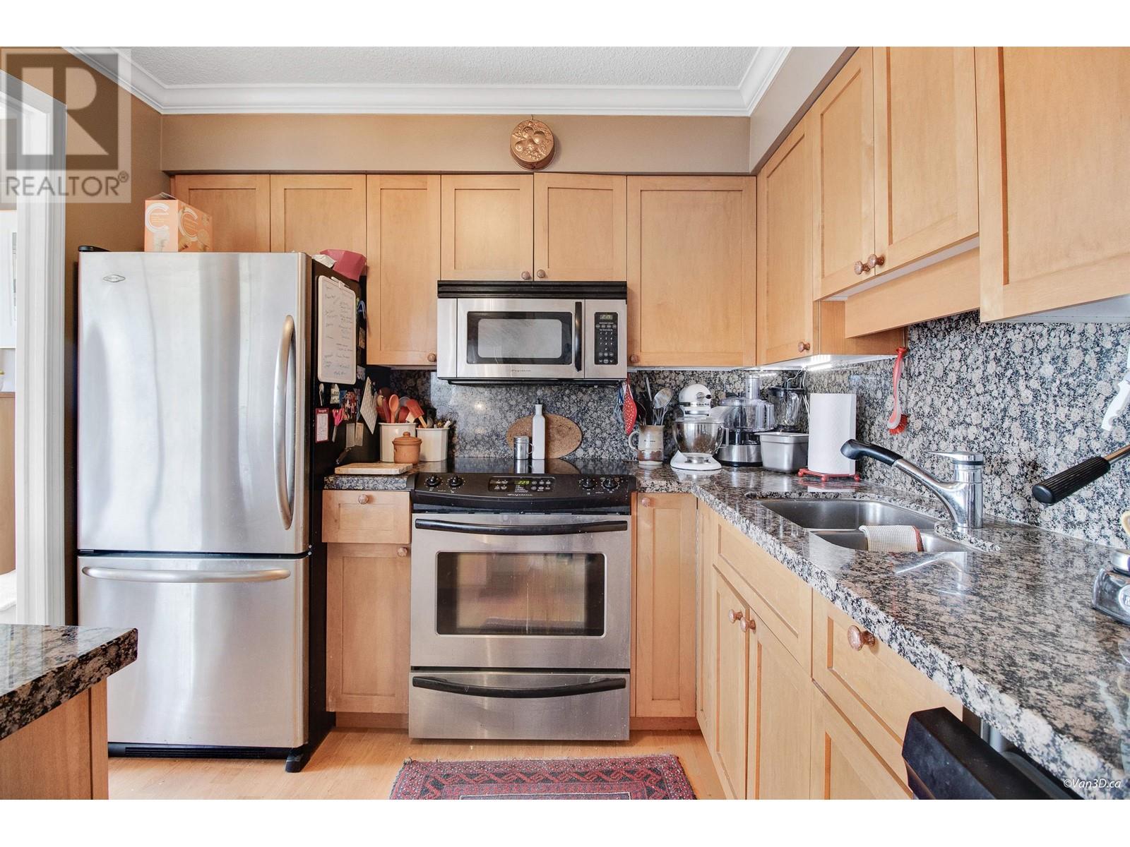 903 1745 ESQUIMALT AVENUE