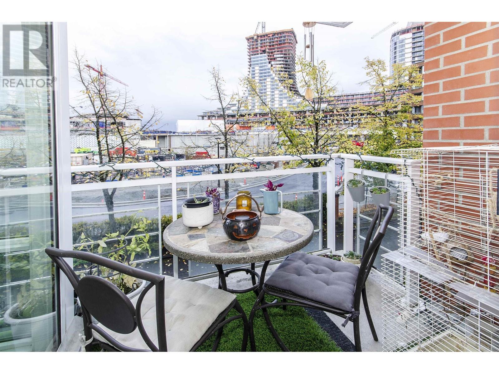 Listing Picture 16 of 22 : 204 688 FAIRCHILD ROAD, Vancouver / 溫哥華 - 魯藝地產 Yvonne Lu Group - MLS Medallion Club Member