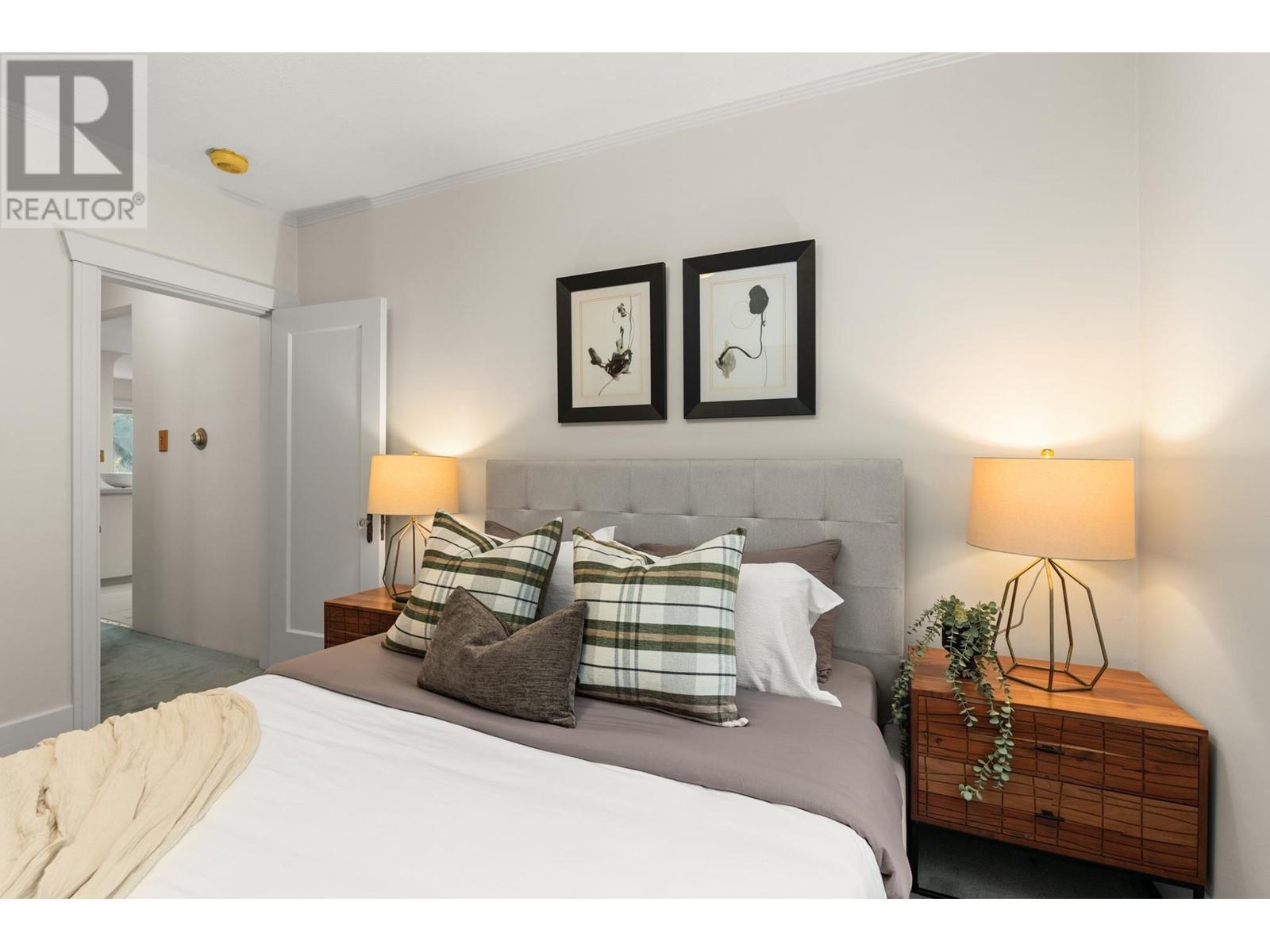 Listing Picture 10 of 21 : 1986 E 8TH AVENUE, Vancouver / 溫哥華 - 魯藝地產 Yvonne Lu Group - MLS Medallion Club Member