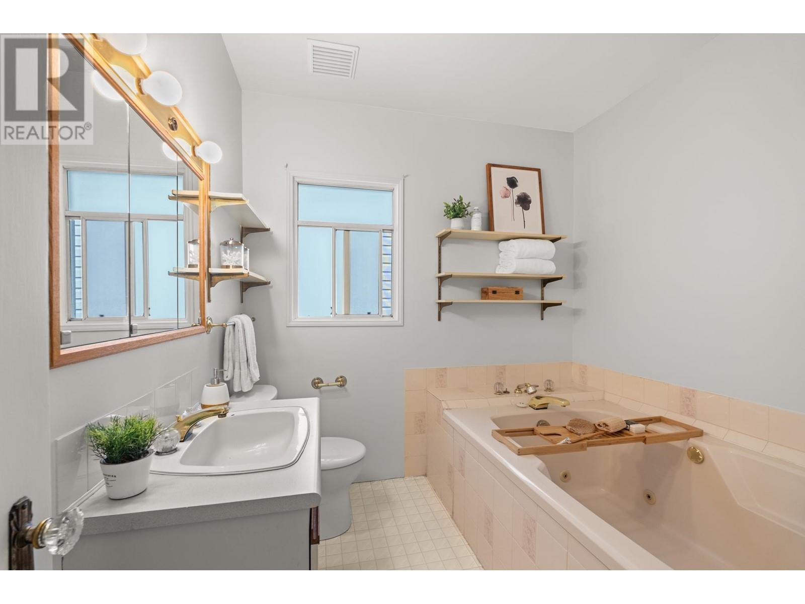 Listing Picture 12 of 21 : 1986 E 8TH AVENUE, Vancouver / 溫哥華 - 魯藝地產 Yvonne Lu Group - MLS Medallion Club Member