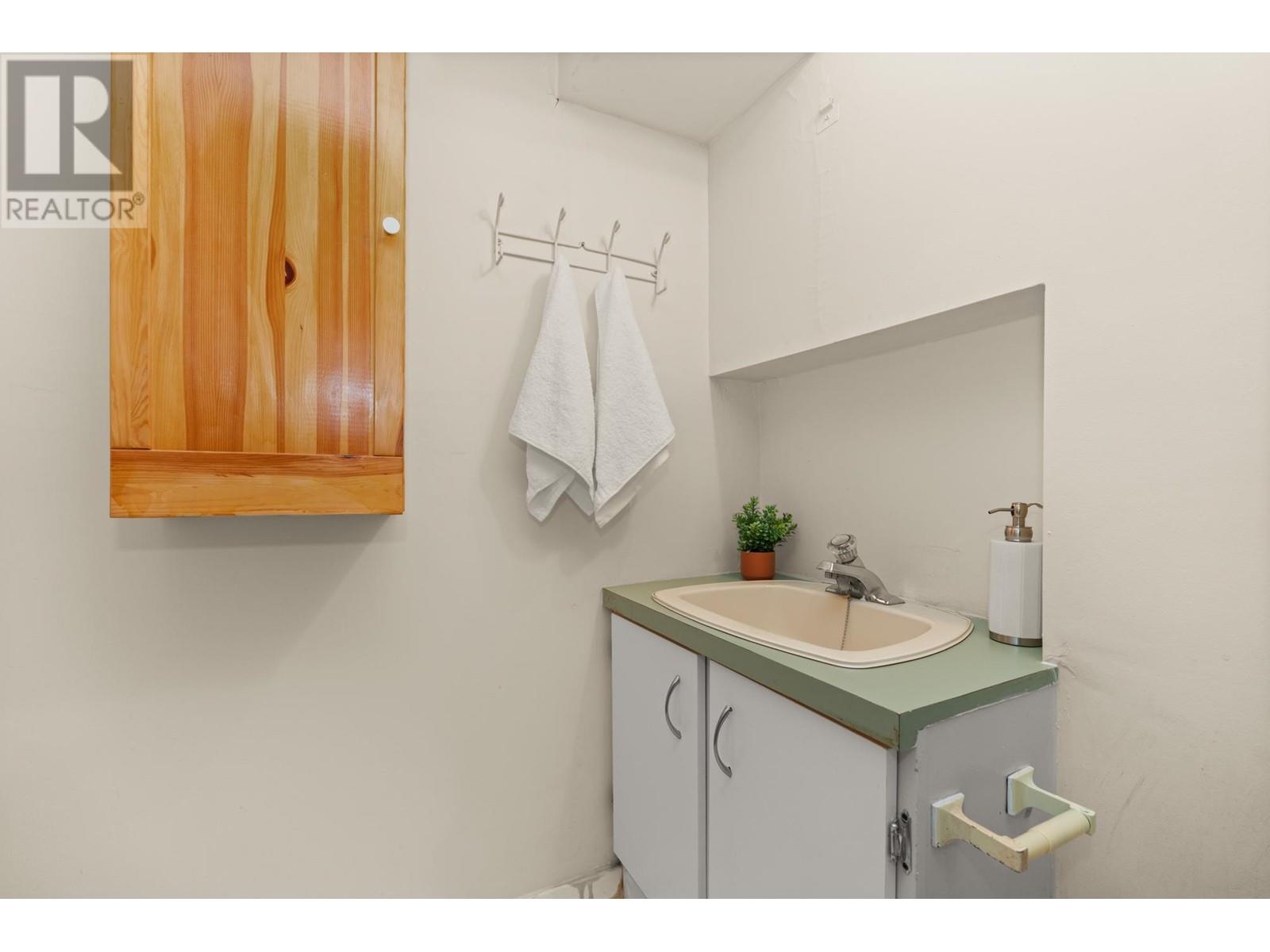 Listing Picture 14 of 21 : 1986 E 8TH AVENUE, Vancouver / 溫哥華 - 魯藝地產 Yvonne Lu Group - MLS Medallion Club Member