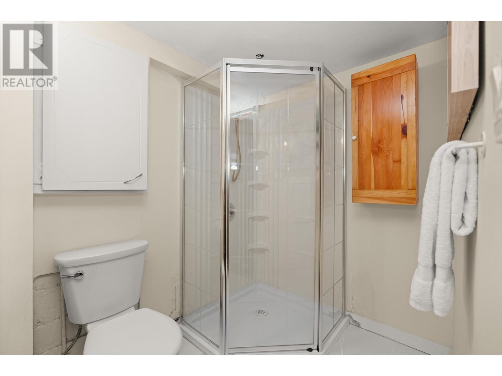 Listing Picture 16 of 21 : 1986 E 8TH AVENUE, Vancouver / 溫哥華 - 魯藝地產 Yvonne Lu Group - MLS Medallion Club Member