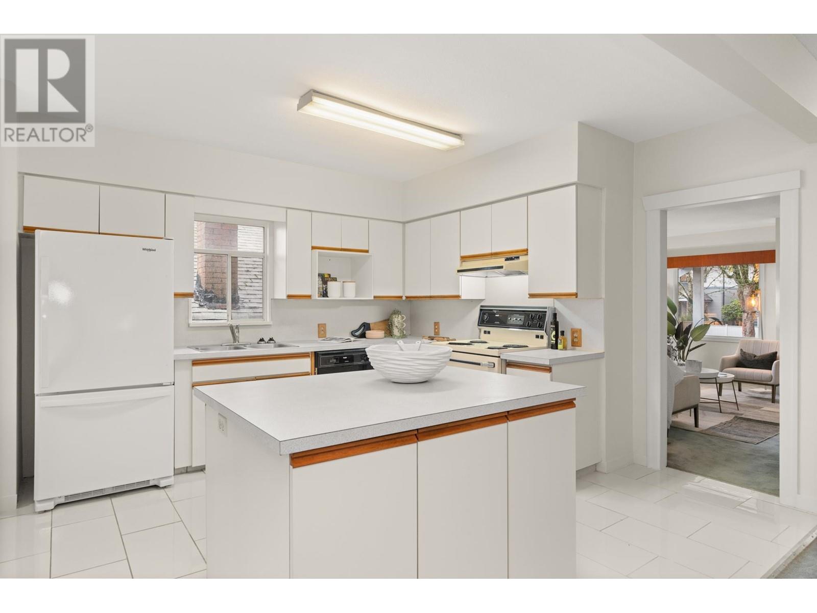 Listing Picture 7 of 21 : 1986 E 8TH AVENUE, Vancouver / 溫哥華 - 魯藝地產 Yvonne Lu Group - MLS Medallion Club Member