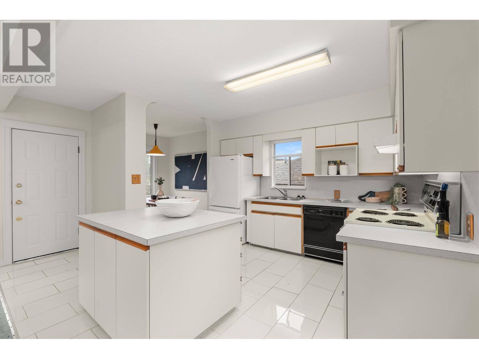 Listing Picture 8 of 21 : 1986 E 8TH AVENUE, Vancouver / 溫哥華 - 魯藝地產 Yvonne Lu Group - MLS Medallion Club Member