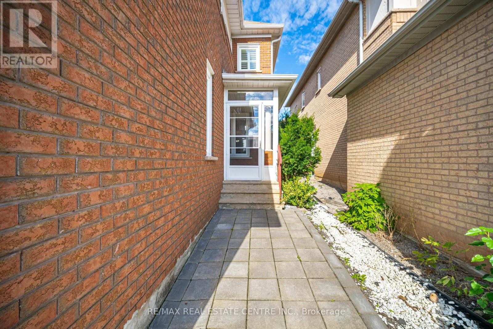 2485 Strathmore Crescent, Mississauga, Ontario  L5M 5K9 - Photo 5 - W10409597