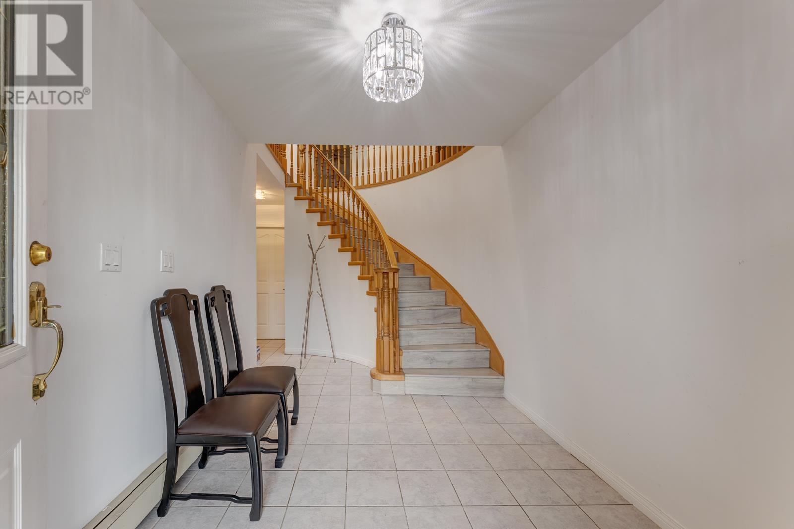 710 Crane Place, New Westminster, British Columbia  V3M 6P5 - Photo 3 - R2941651