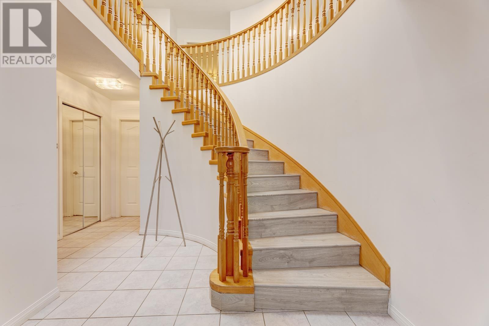 710 Crane Place, New Westminster, British Columbia  V3M 6P5 - Photo 2 - R2941651
