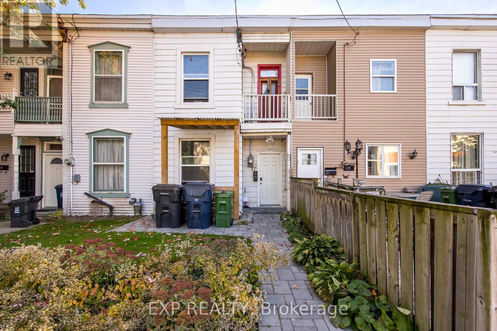 37 Vine Avenue, Toronto, Ontario  M6P 1V6 - Photo 3 - W10409276