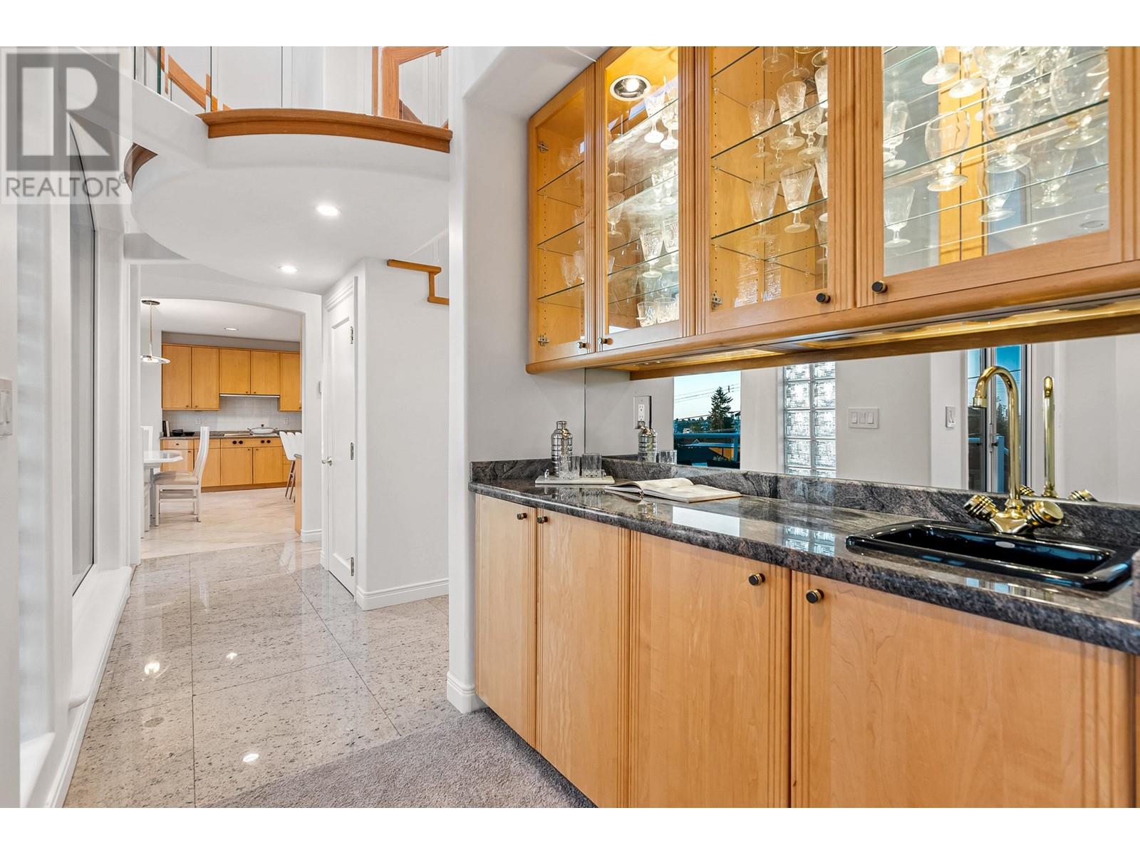 Listing Picture 16 of 40 : 5770 CHARLES STREET, Burnaby / 本拿比 - 魯藝地產 Yvonne Lu Group - MLS Medallion Club Member