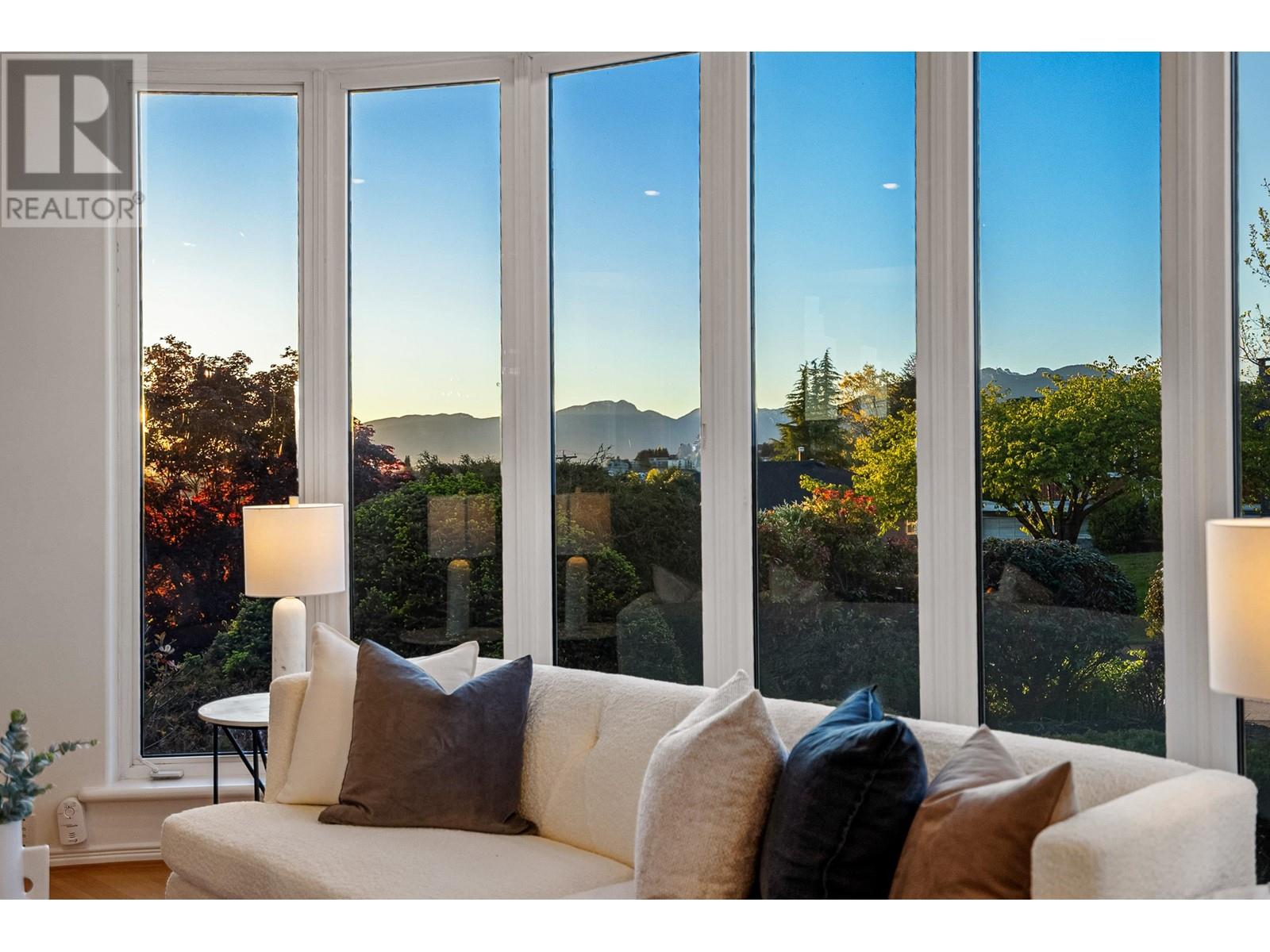 Listing Picture 4 of 40 : 5770 CHARLES STREET, Burnaby / 本拿比 - 魯藝地產 Yvonne Lu Group - MLS Medallion Club Member