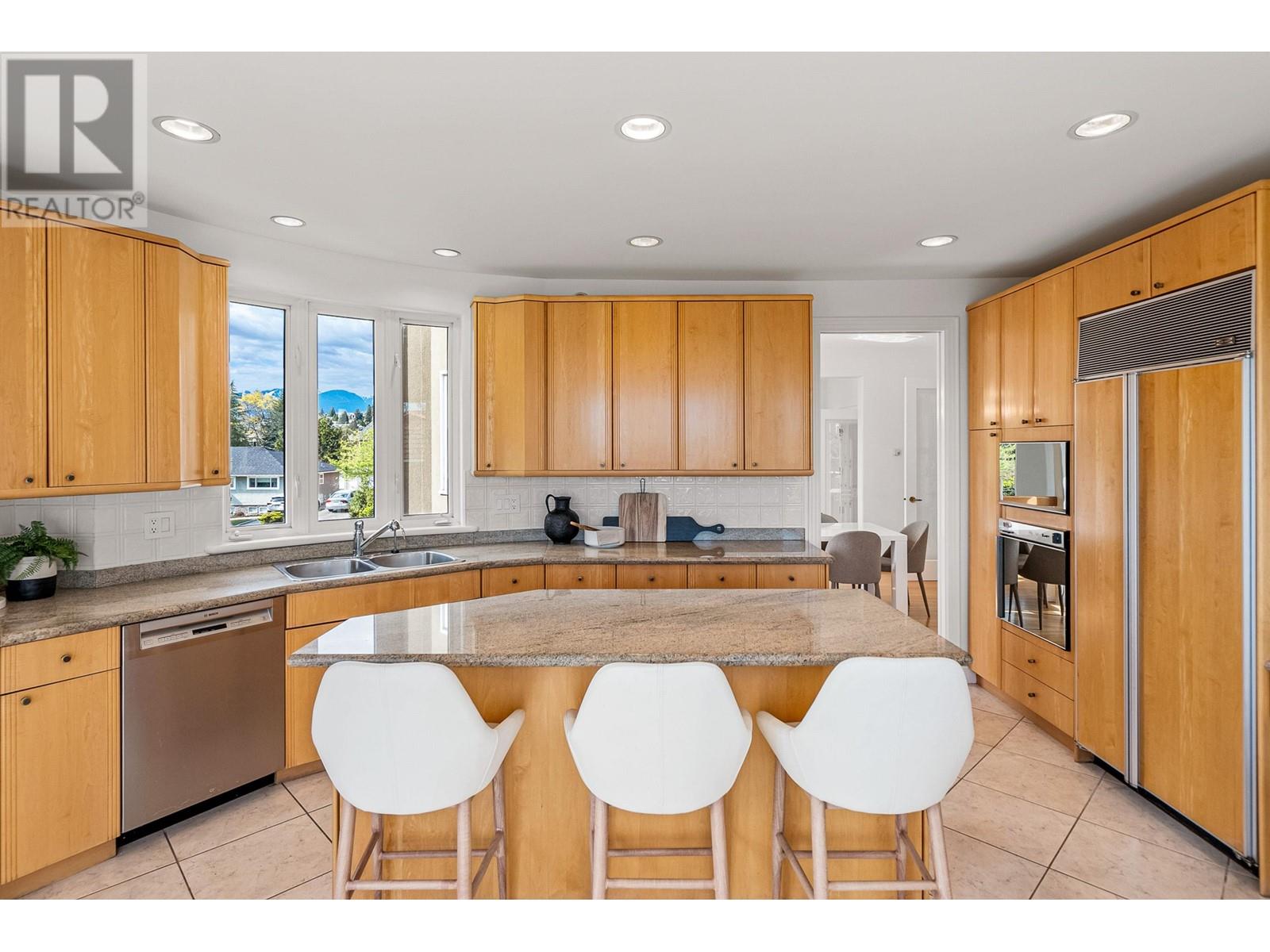 Listing Picture 9 of 40 : 5770 CHARLES STREET, Burnaby / 本拿比 - 魯藝地產 Yvonne Lu Group - MLS Medallion Club Member