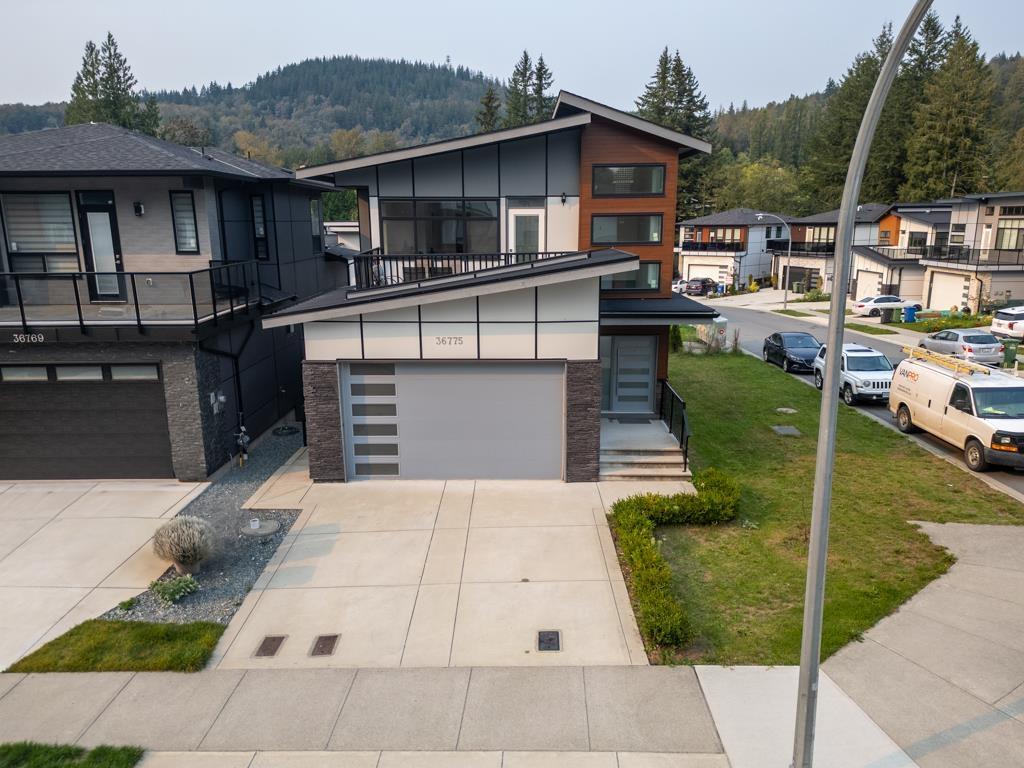 Property at 36775 DIANNE BROOK AVENUE image 3