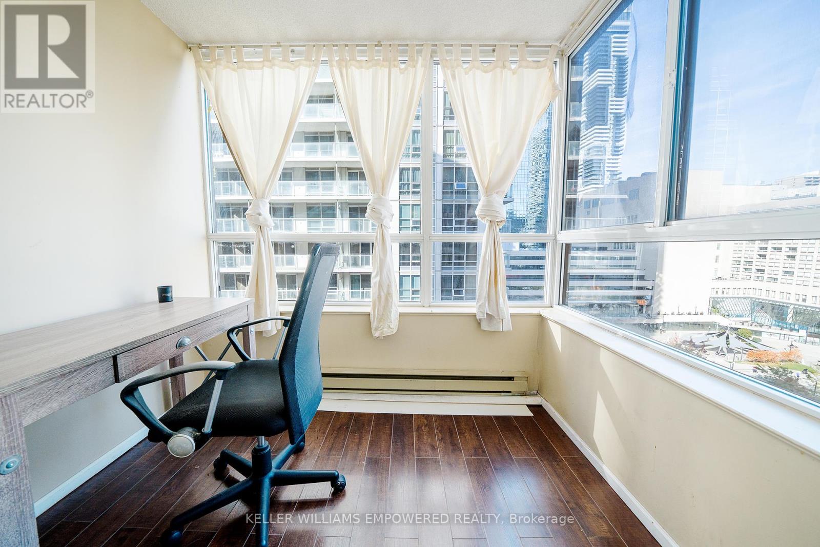 1210 - 717 Bay Street, Toronto, Ontario  M5G 2J9 - Photo 8 - C10408706