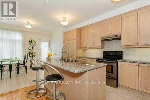 100 Thomas Street, Mississauga, Ontario  L5M 1Y8 - Photo 3 - W10408044