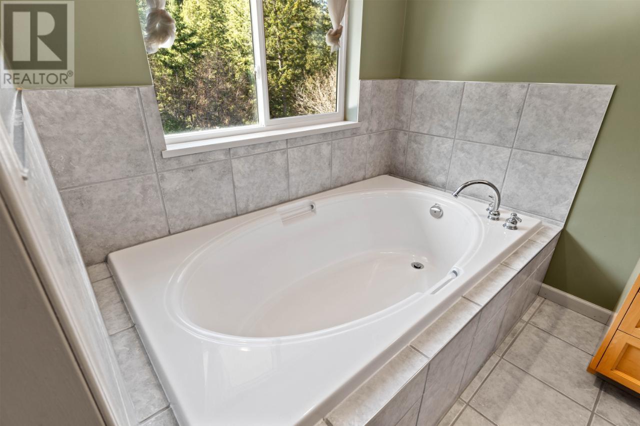 4942 WOODLAND Court Kamloops