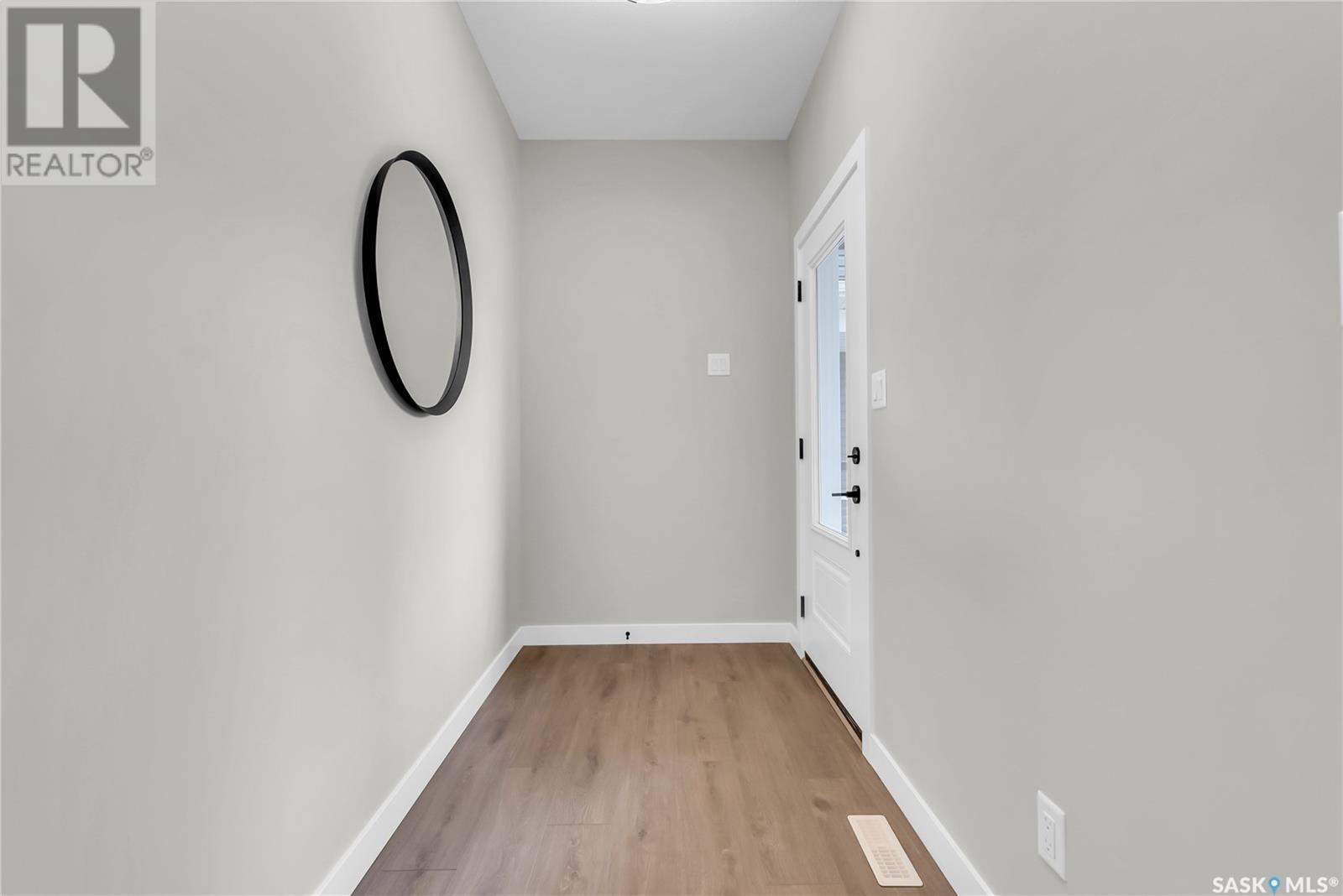 Property at 907 Traeger MANOR image 3