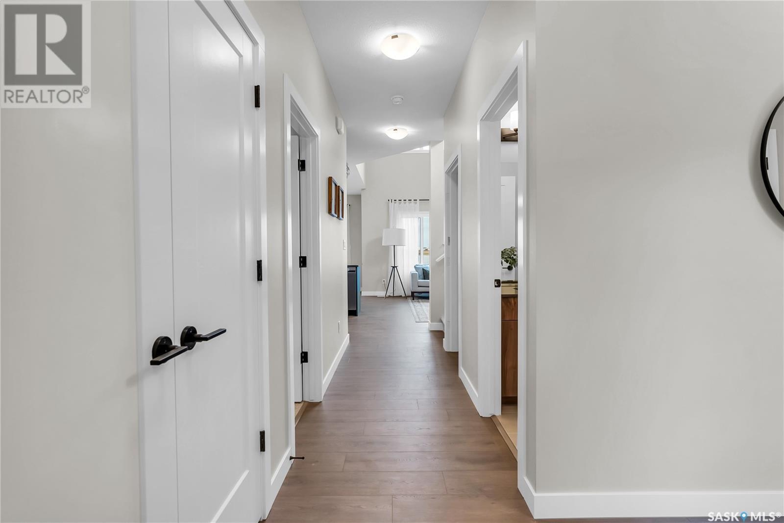 Property at 907 Traeger MANOR image 4