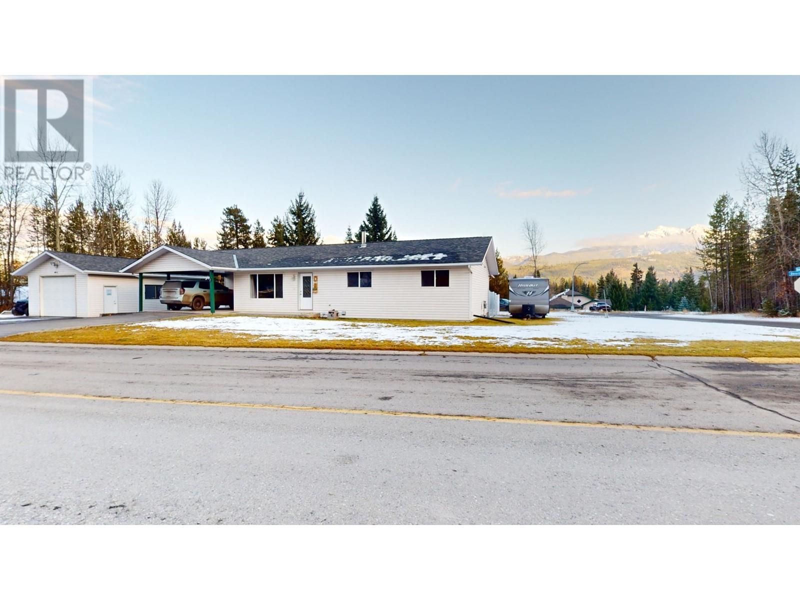 2 Darby Crescent, Elkford, British Columbia  V0B 1H0 - Photo 3 - 10328050