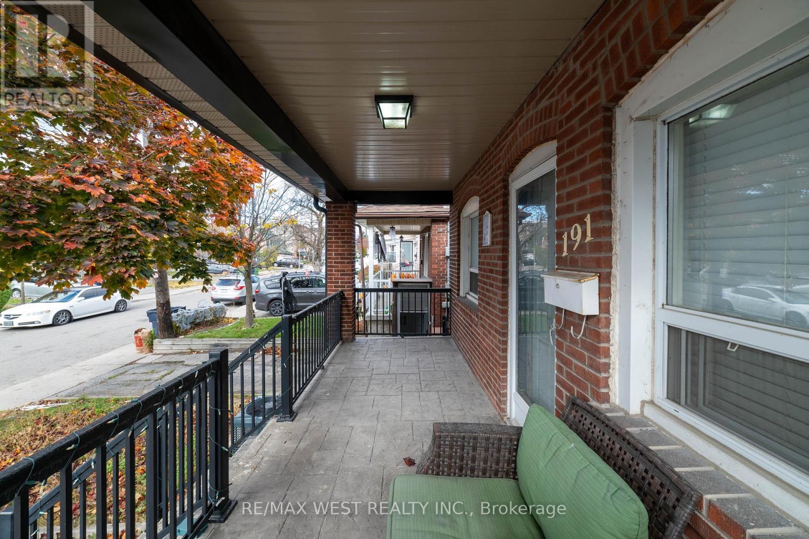 191 Chambers Avenue, Toronto, Ontario  M6N 3M5 - Photo 4 - W10412628