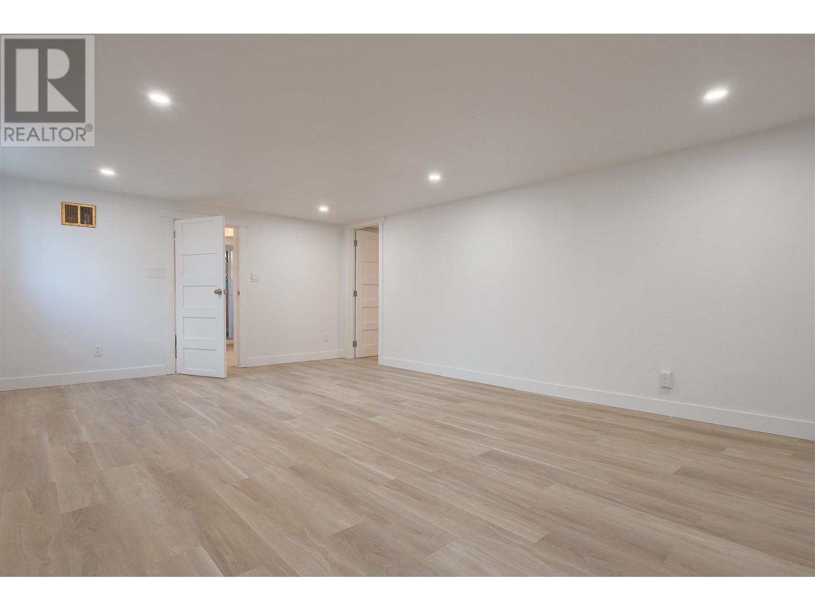 Listing Picture 22 of 40 : 1307 W 41ST AVENUE, Vancouver / 溫哥華 - 魯藝地產 Yvonne Lu Group - MLS Medallion Club Member