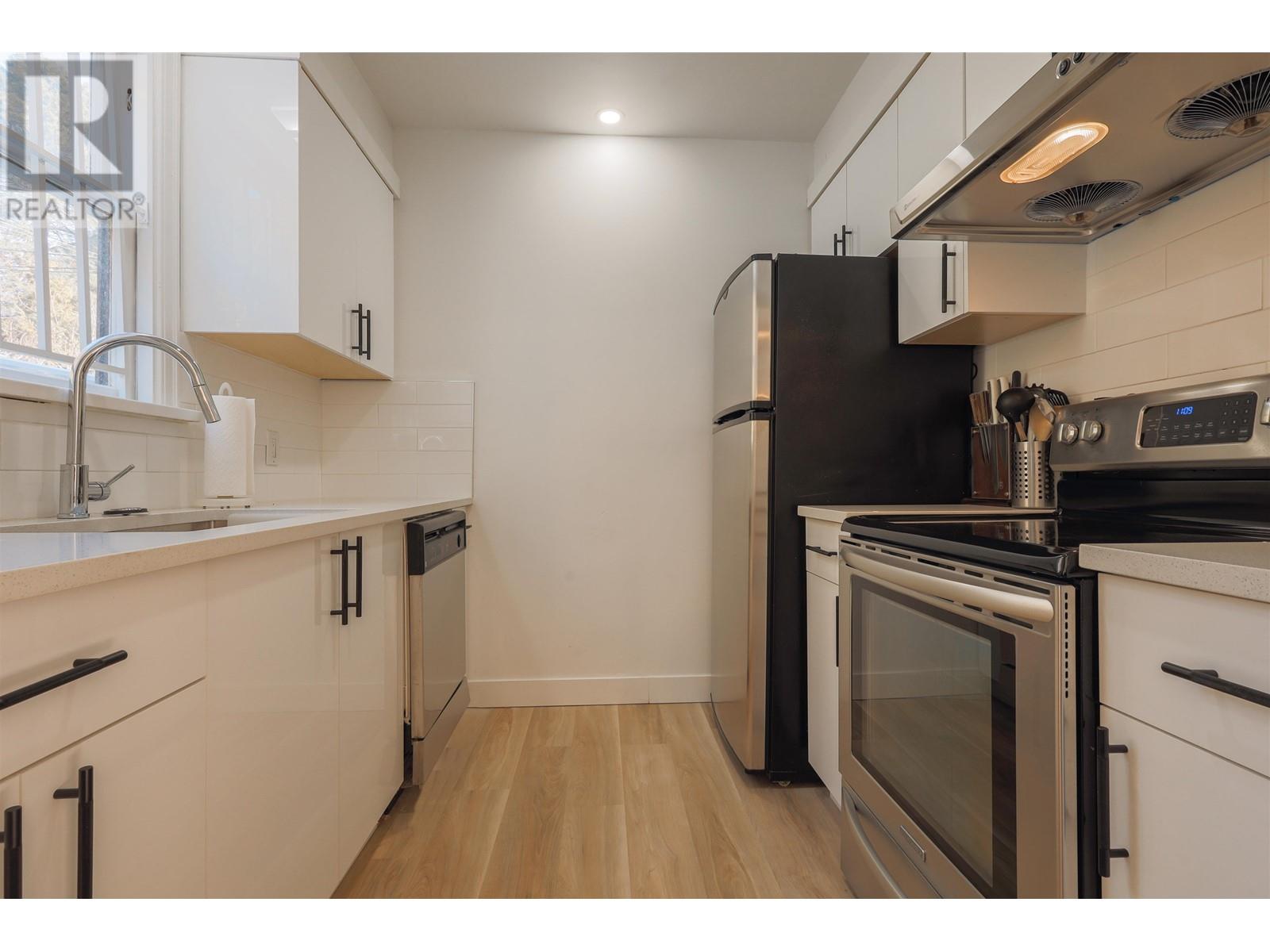 Listing Picture 8 of 40 : 1307 W 41ST AVENUE, Vancouver / 溫哥華 - 魯藝地產 Yvonne Lu Group - MLS Medallion Club Member