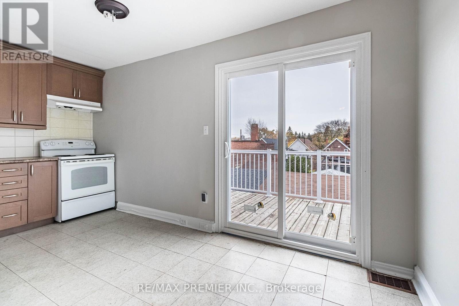 Upper - 258 Symington Avenue, Toronto, Ontario  M6P 3W8 - Photo 13 - W10413178