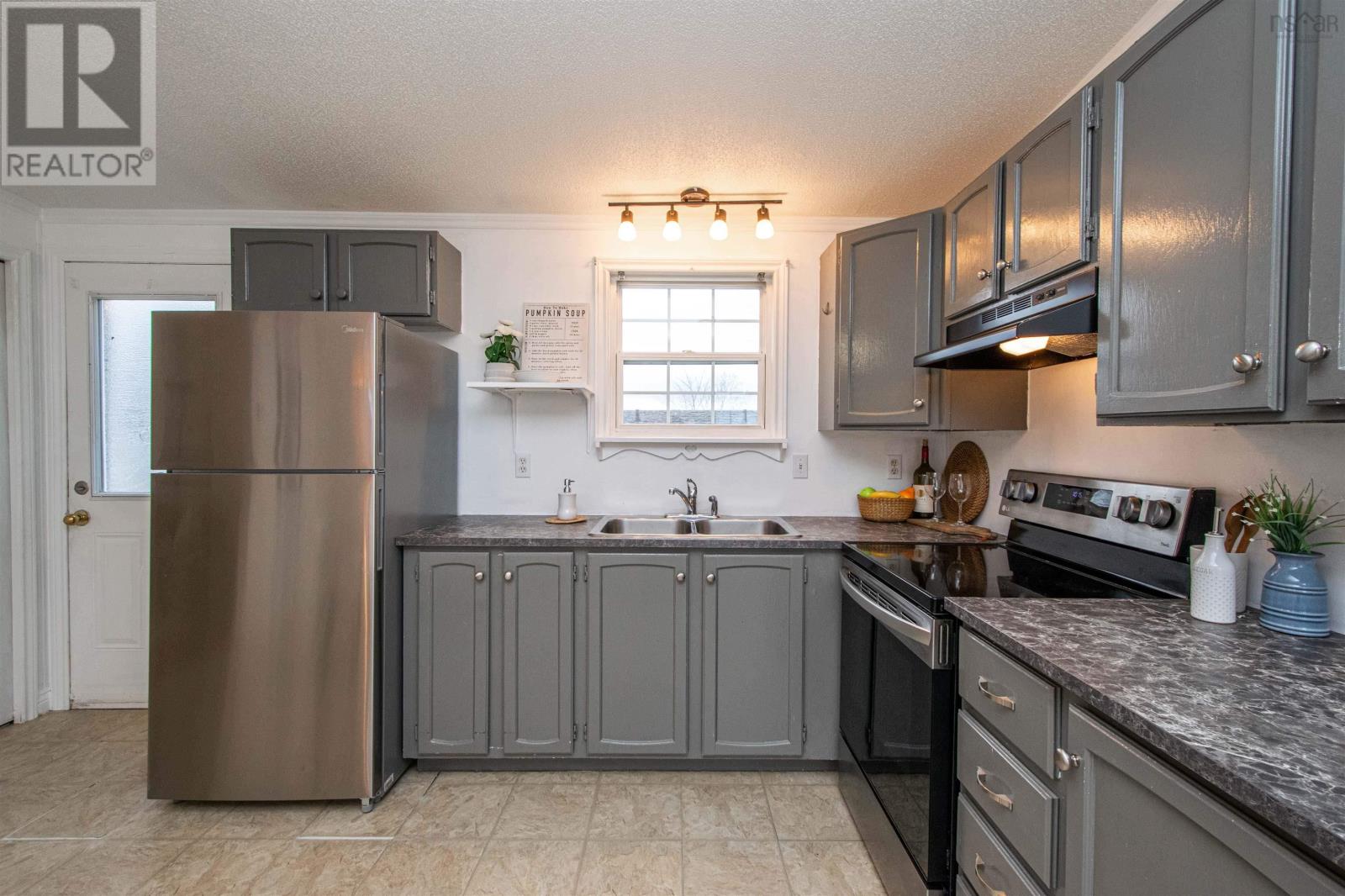 27 Stanley Street, Sackville, Nova Scotia  B3E 1E7 - Photo 5 - 202426276